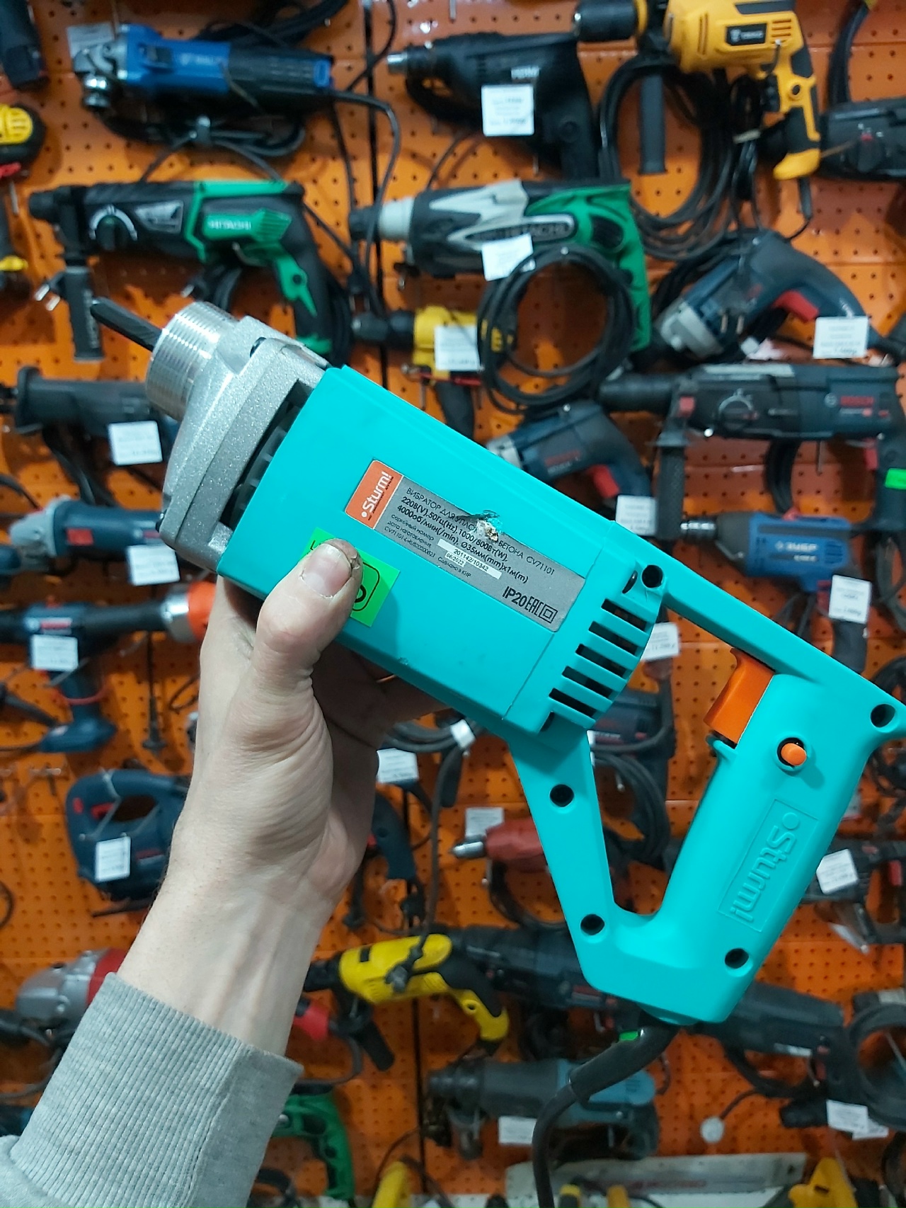 Портативный вибратор для бетона Sturm CV71101